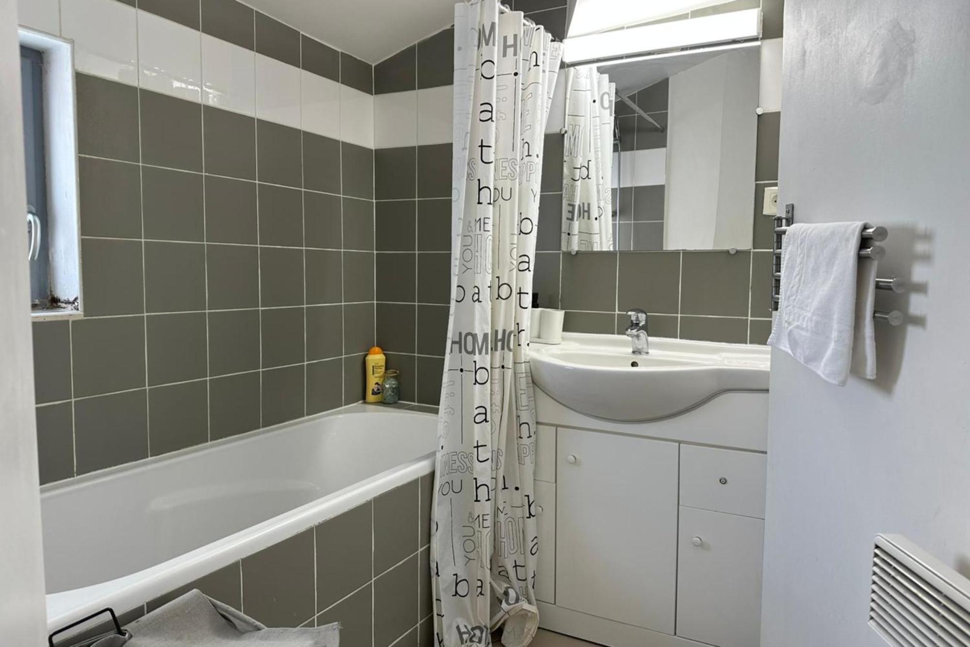 The Triplex- 3 Bedrooms In The Escutcheon! مونبيلييه المظهر الخارجي الصورة